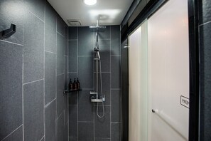 Quarto | Banheiro | Chuveiro, secador de cabelo, chinelos, bidê