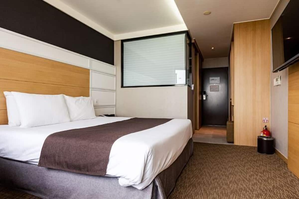 Blackout drapes, soundproofing, iron/ironing board, free WiFi