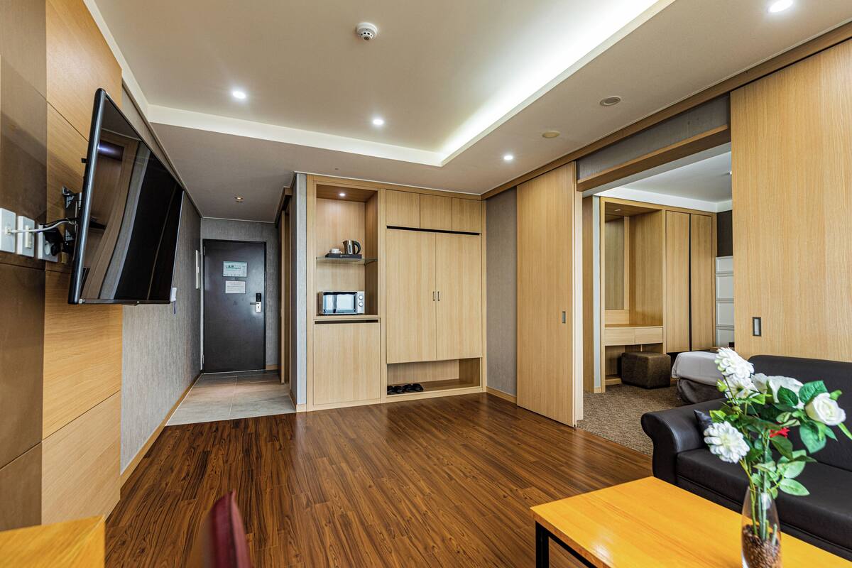 parlor suite room(ocean view) | living area | 40-inch led tv with cable channels, tv