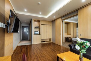 客房 | 起居区 | 40-英寸LED 电视 （配备有线频道）、电视