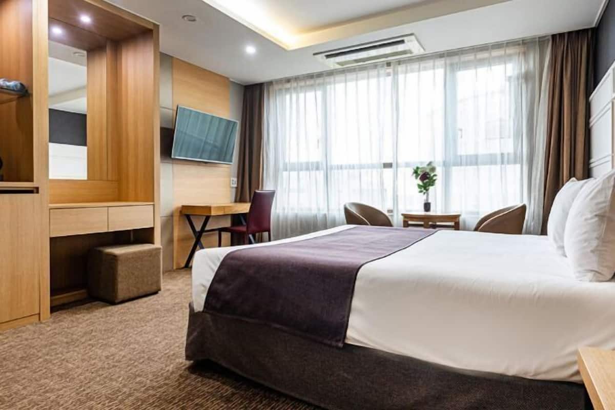 Blackout drapes, soundproofing, iron/ironing board, free WiFi