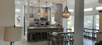 Directly across from the Beach! 6 bedroom 6 bathrooms Gulf Views! Free Hottub