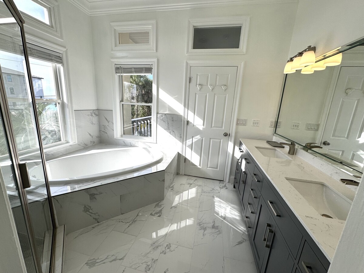 Photo 31 of Directly across from the Beach! 6 bedroom 6 bathrooms Gulf Views! Free Hottub