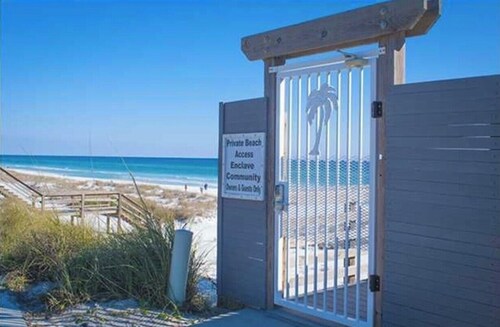 Directly across from the Beach! 6 bedroom 6 bathrooms Gulf Views! Free Hottub