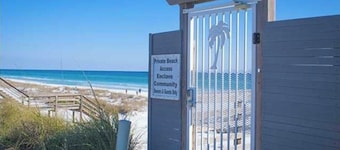 Directly across from the Beach! 6 bedroom 6 bathrooms Gulf Views! Free Hottub