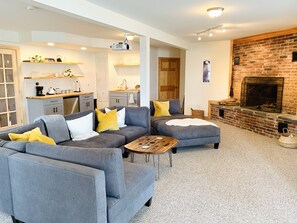 Älytelevisio, takka, kirjoja, suoratoistopalvelut