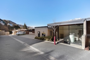 Front of property - Residence du Lac by Staysouth (Queenstown)