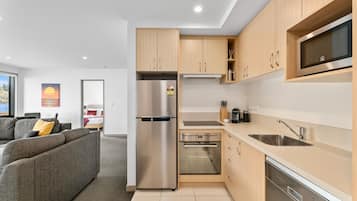 Apartamento executivo | Cozinha privada | Geladeira grande, micro-ondas, fogão, cooktop