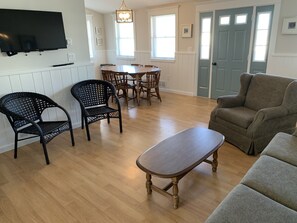 TV - 3 Bedroom Apartment close to Beach and all amenities (Hampton)