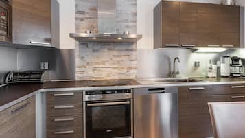 Fridge, microwave, dishwasher, cookware/dishes/utensils