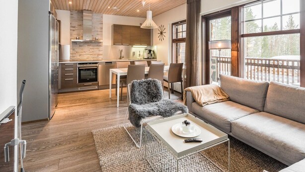 Un intérieur moderne comprenant une cuisine, un coin repas et un salon.