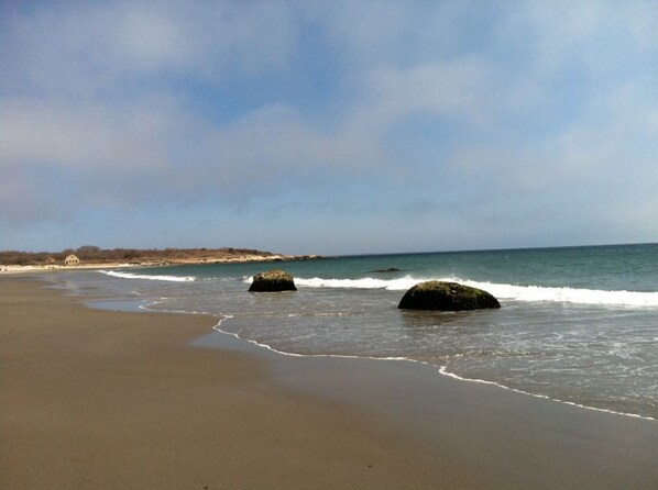 Playa en los alrededores y camastros