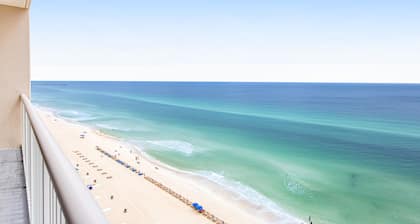 Oceanfront condo with pool, hot tub & washer/dryer