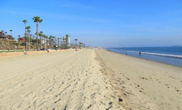 Beach nearby, sun loungers, beach towels