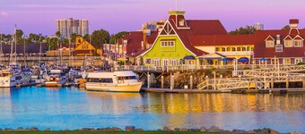 Luxury Beach House w Jacuzzi, BBQ, 2 Parking Space