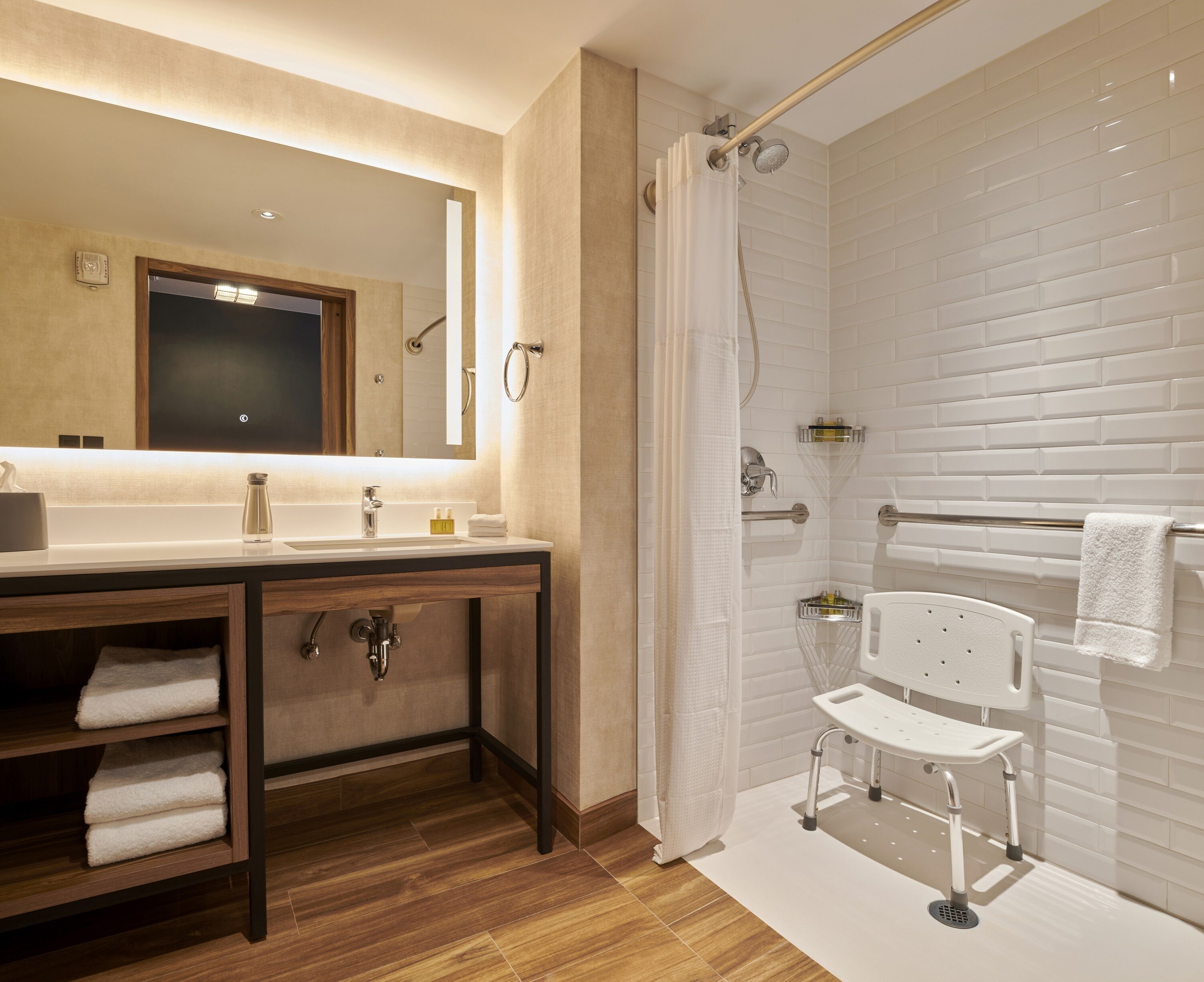 traditional room, 1 king bed, non smoking | bathroom | combined shower/bathtub, rainfall showerhead, hair dryer