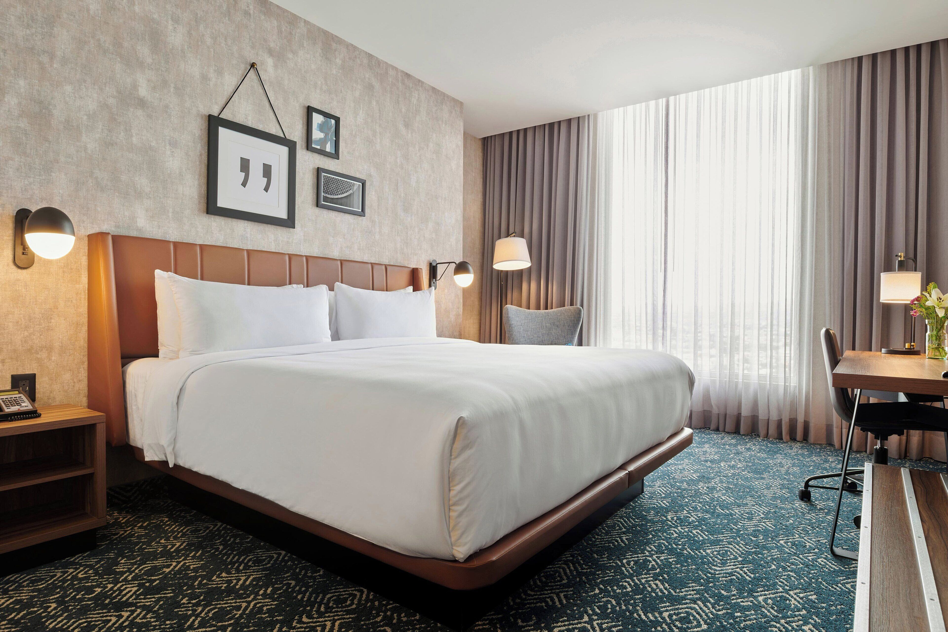 traditional room, 1 king bed, non smoking | 1 bedroom, hypo-allergenic bedding, in-room safe, desk