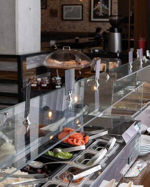 A buffet area with various food items and utensils. - Four Points by Sheraton Ciudad Juárez (Ciudad Juárez)