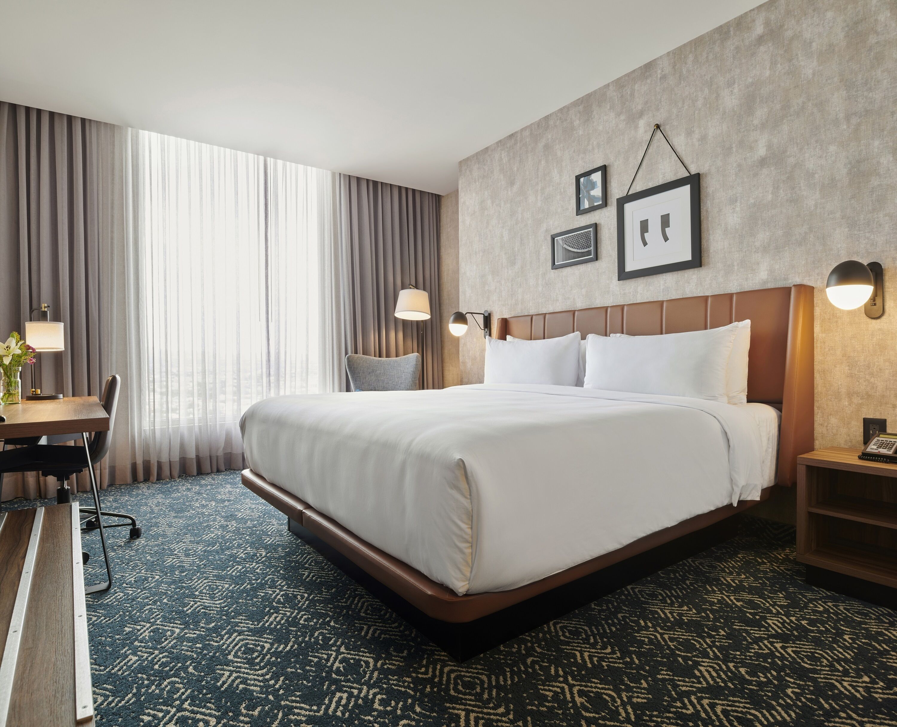 traditional room, 1 king bed, non smoking | 1 bedroom, hypo-allergenic bedding, in-room safe, desk