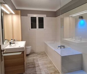 Baignoire, sèche-cheveux, serviettes fournies