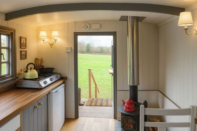 1 Bed Shepherds Hut - Sleeps 2 -Wood Fired Hot Tub