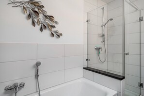 Bathtub, hair dryer, towels - Apartment 'Fewo Hotz Am Golfclub Lindau 1b' with Mountain View, Balcony and Wi-Fi (Lindau)