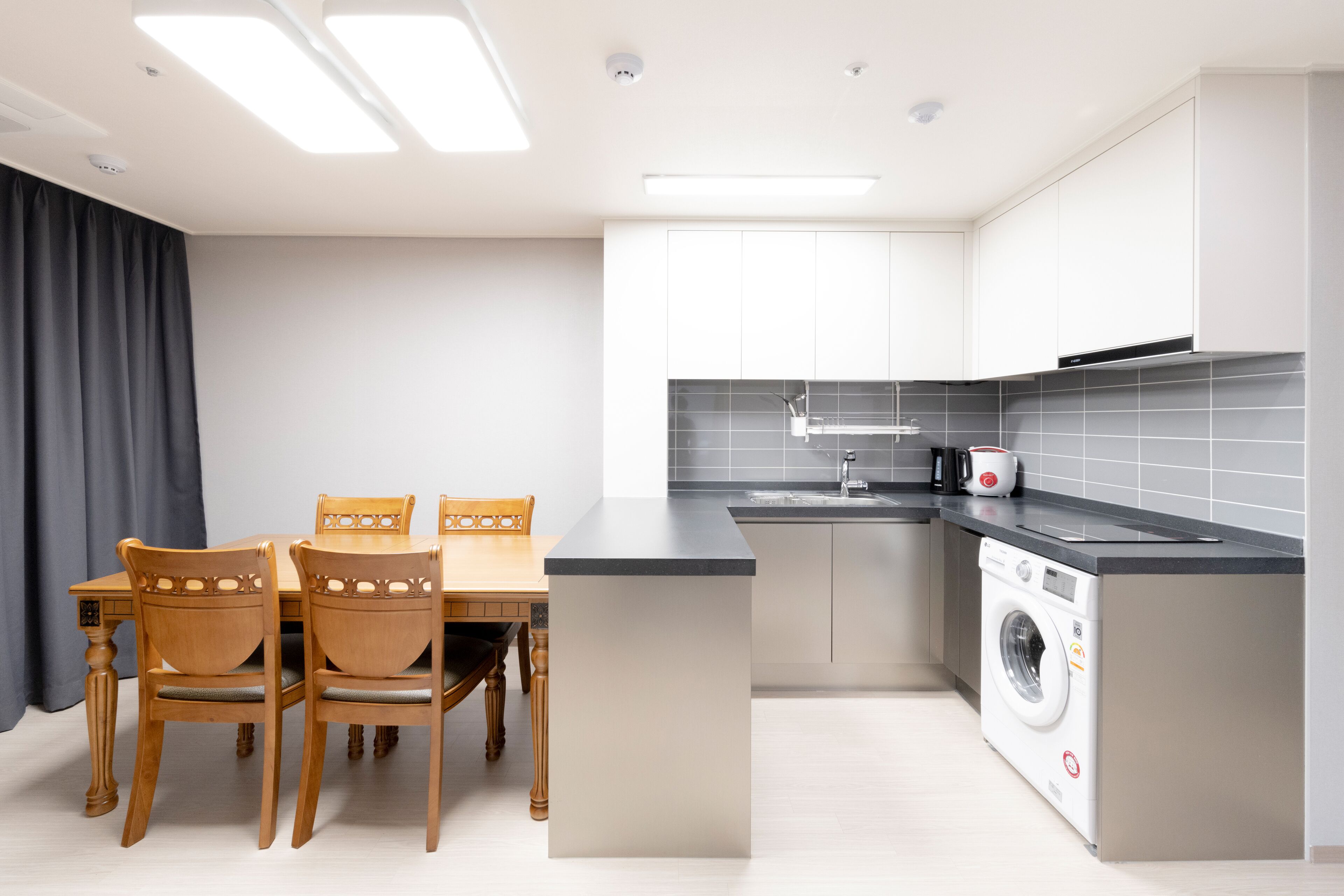 deluxe suite | living area | flat-screen tv, heated floors