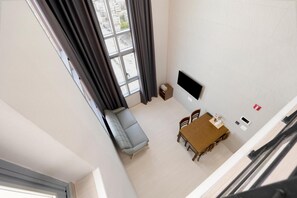 Televisión de pantalla plana, piso con calefacción