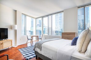 Tabla de planchar con plancha, wifi y ropa de cama 
