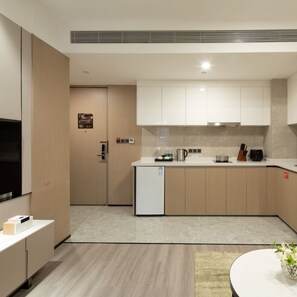 Classic Suite | Private kitchen | Microwave, highchair, cookware/dishes/utensils