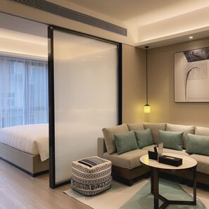 Executive-sviitti | Työpöytä, kannettavalle tietokoneelle sopiva työtila, pimennysverhot