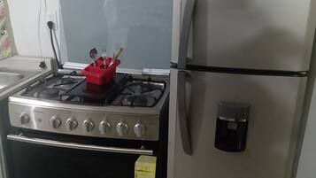 Refrigerador, microondas, horno, placa de cocina
