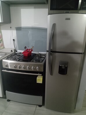 Refrigerador, microondas, horno, placa de cocina