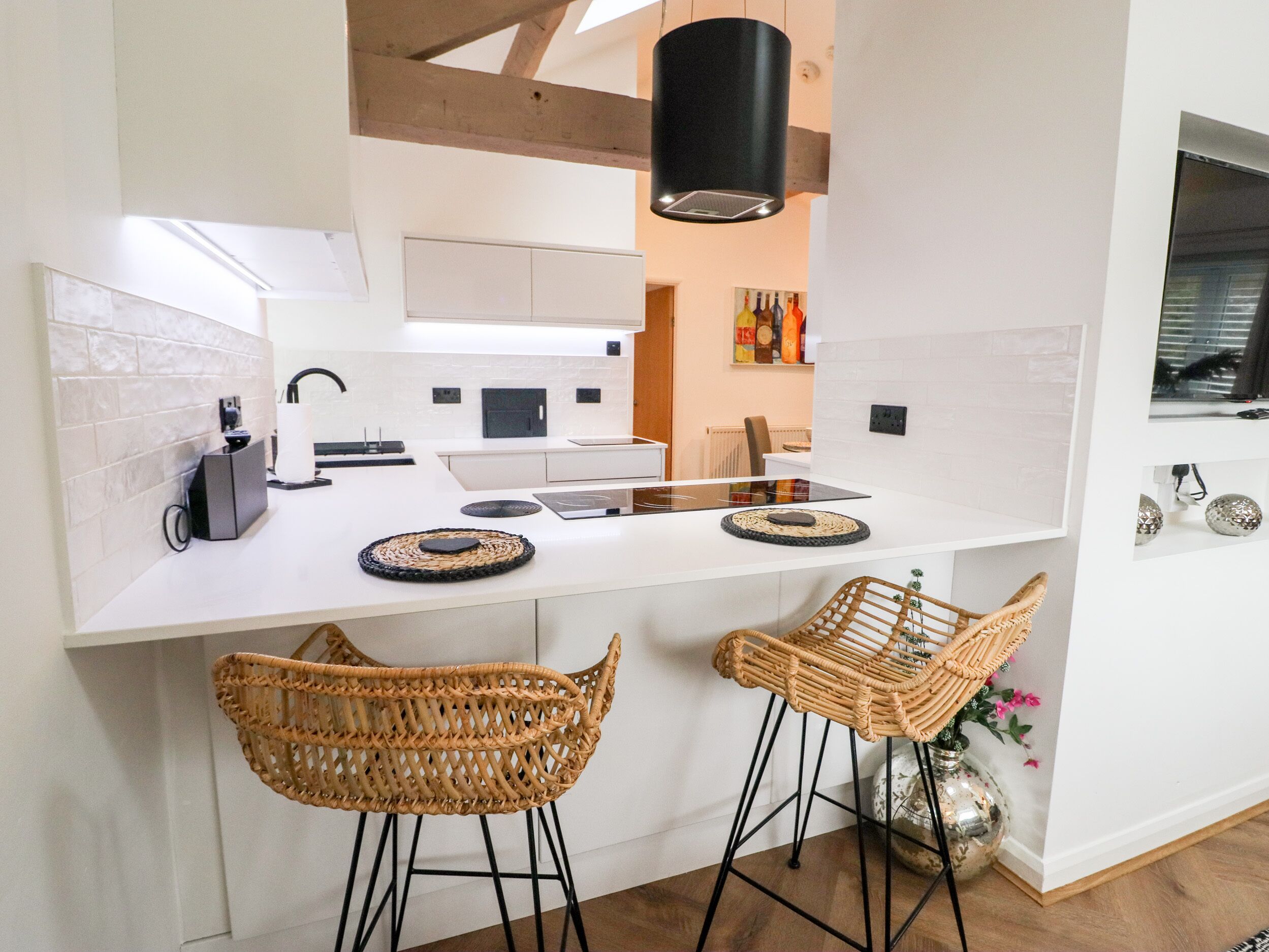 RIVERSIDE RETREAT, pet friendly, with a garden in Newby Bridge