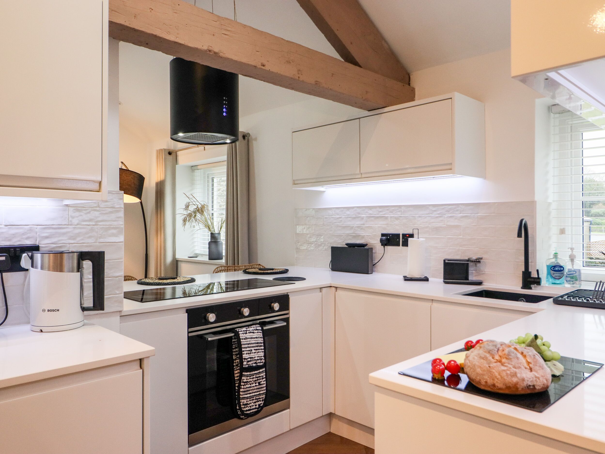 RIVERSIDE RETREAT, pet friendly, with a garden in Newby Bridge