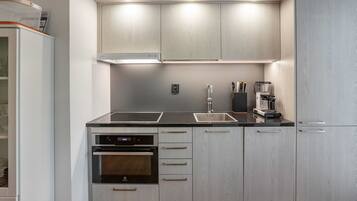 Refrigerador, microondas, lavavajillas, utensilios de cocina