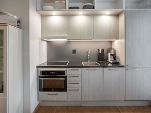 Refrigerador, microondas, lavavajillas, utensilios de cocina