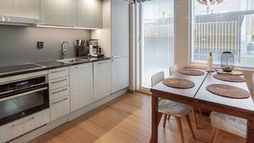 Refrigerador, microondas, lavavajillas, utensilios de cocina