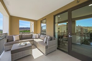 TV, fireplace, stereo - "The One and Only in Lake Las Vegas" (Henderson)