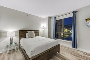 2 bedrooms, iron/ironing board, WiFi, bed sheets - "The One and Only in Lake Las Vegas" (Henderson)