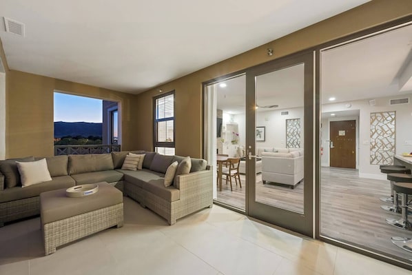 Smart TV, fireplace, stereo