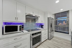 Jääkaappi, mikroaaltouuni, uuni, liesi