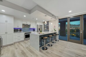 Frigorífico, microondas, horno y placa de cocina