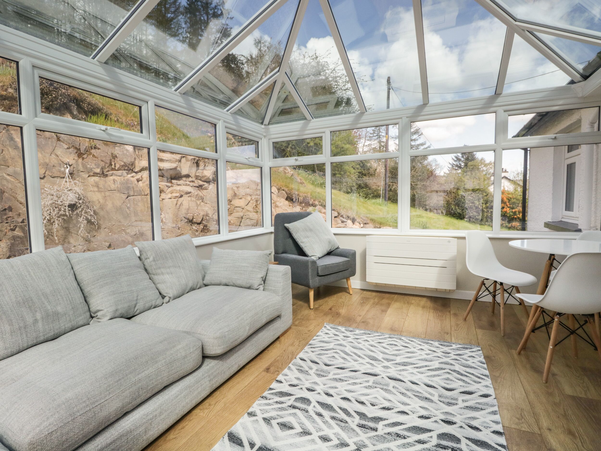 GREEN ACRE, pet friendly, with hot tub in Newby Bridge