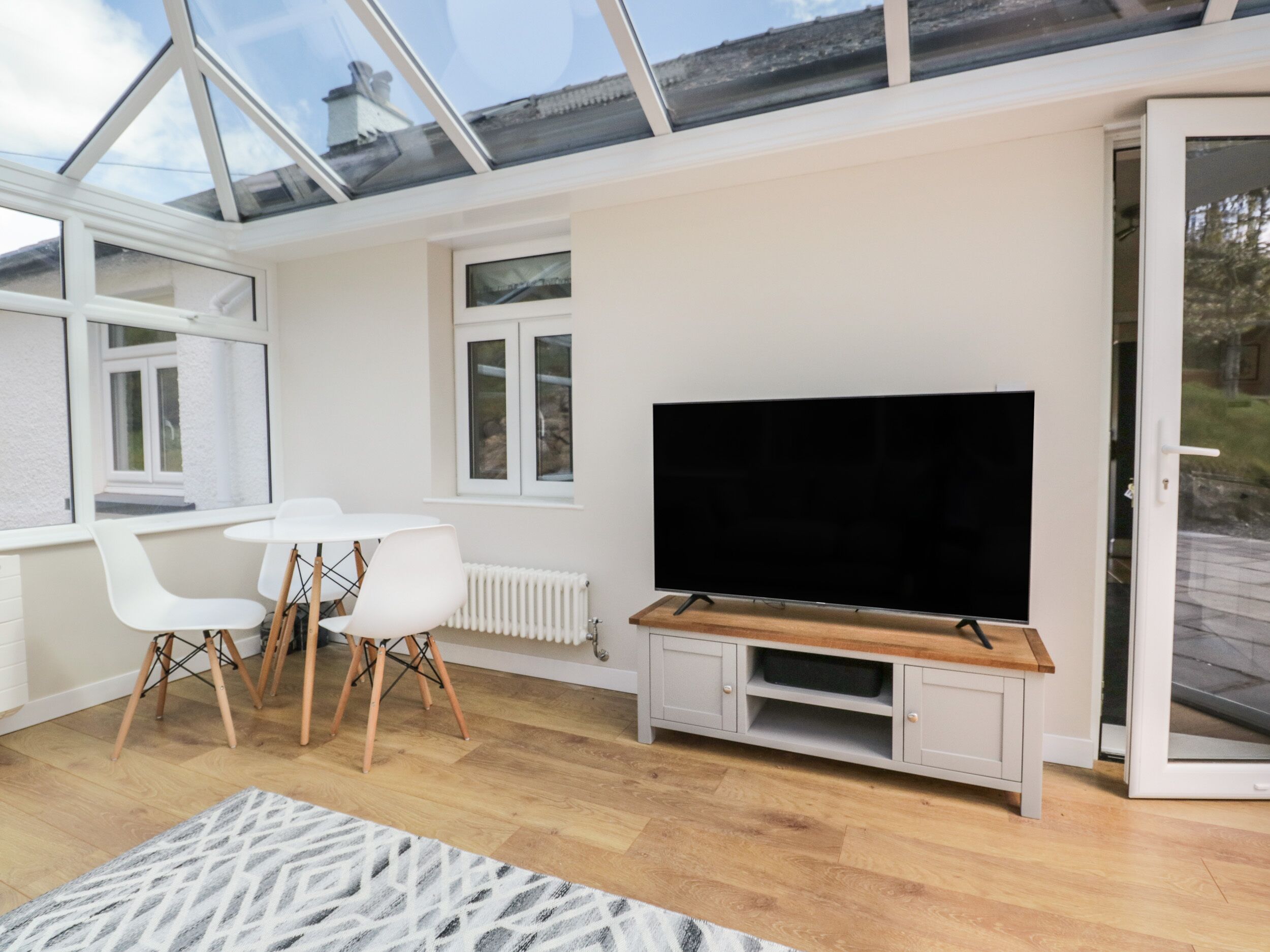 GREEN ACRE, pet friendly, with hot tub in Newby Bridge