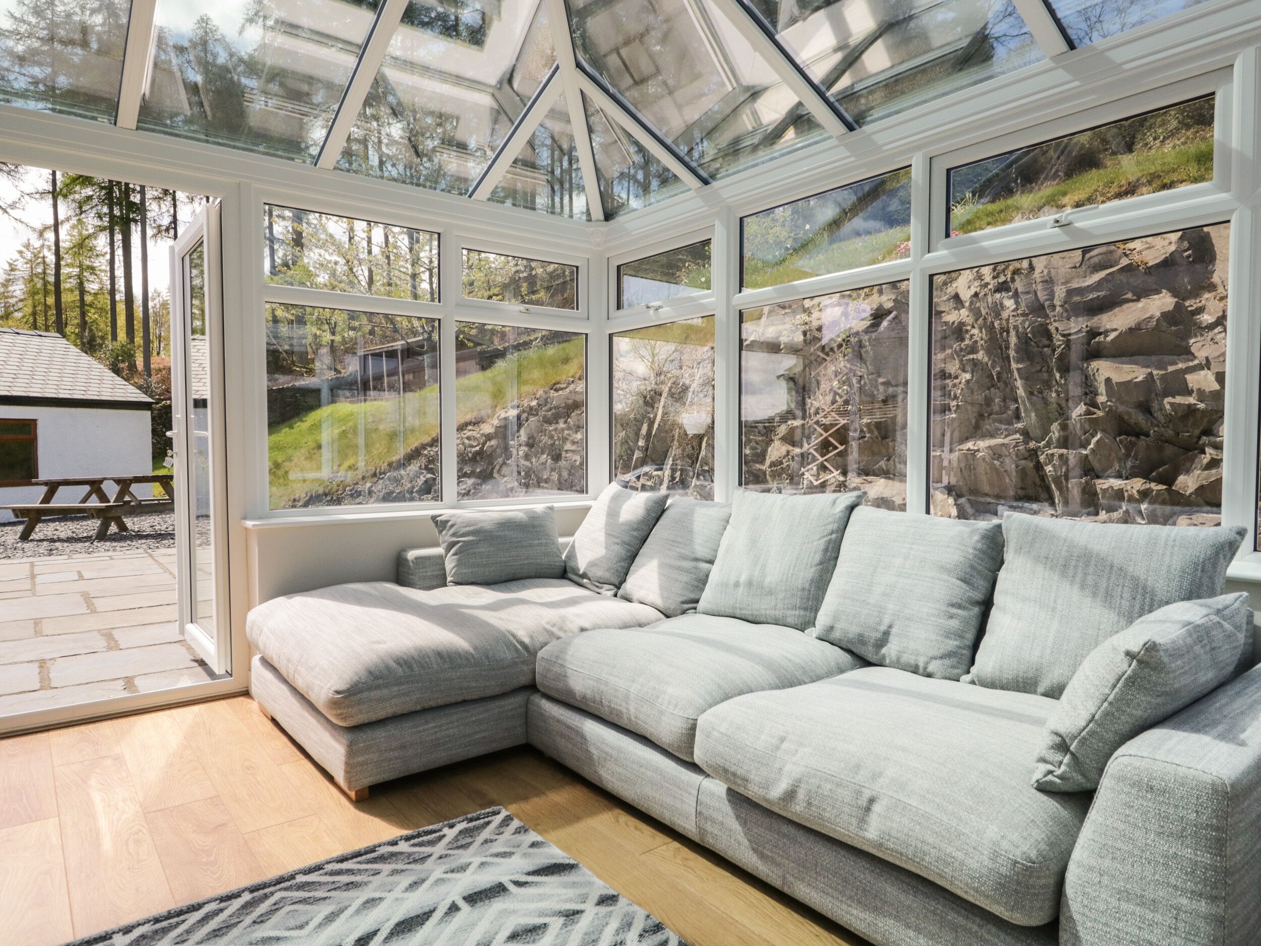 GREEN ACRE, pet friendly, with hot tub in Newby Bridge