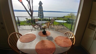 Highbank sunsets! Pet friendly, huge yard, watch the eagles, whales and boats!