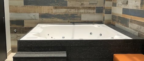 Bañera de hidromasaje cubierta