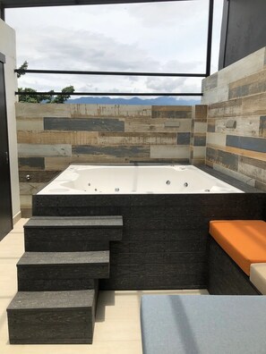 Bañera de hidromasaje cubierta