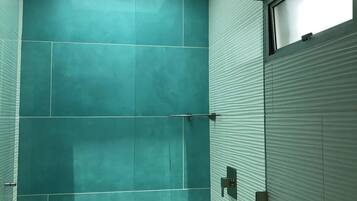 Douche, serviettes fournies, savon, papier toilette